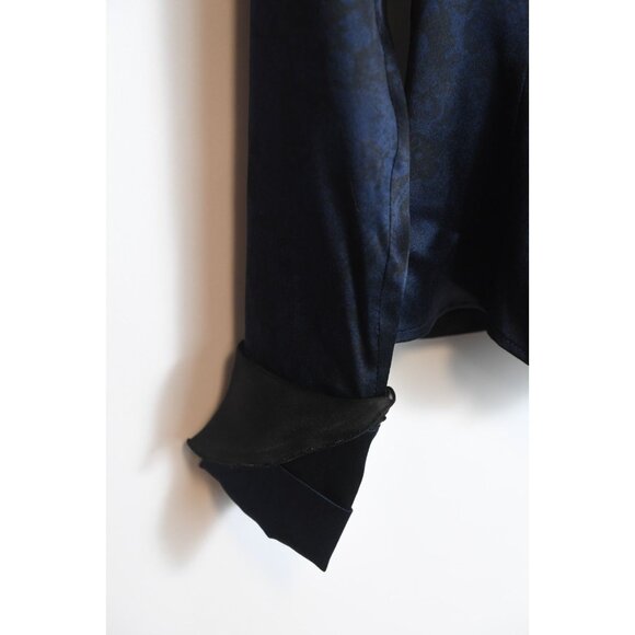Carolina Herrera 100% Silk Elegant Navy Black Ruffle Blouse Size M- READ - Picture 3 of 11